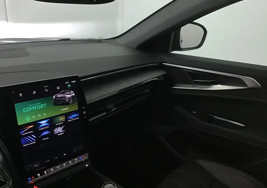 Intérieur côté passager du Renault Austral 2023, avec tableau de bord numérique 12,3'' et console centrale noire moderne.