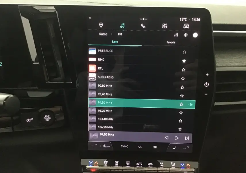 Vue rapprochée de l'écran tactile central noir du tableau de bord numérique 12,3'' du Renault Austral 2023.