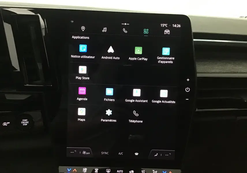 Écran tactile central du tableau de bord numérique 12,3'' du Renault Austral 2023 bleu iron/noir, affichant les applications connectées.