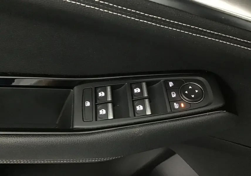 Commande des vitres électriques et réglages des rétroviseurs sur la porte côté gauche du Renault Austral bleu Iron 2023.