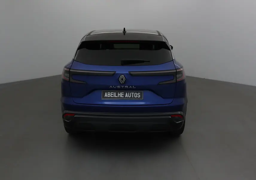 Vue arrière du Renault Austral 2023 bleu Iron avec toit noir et feux arrière horizontaux fins.