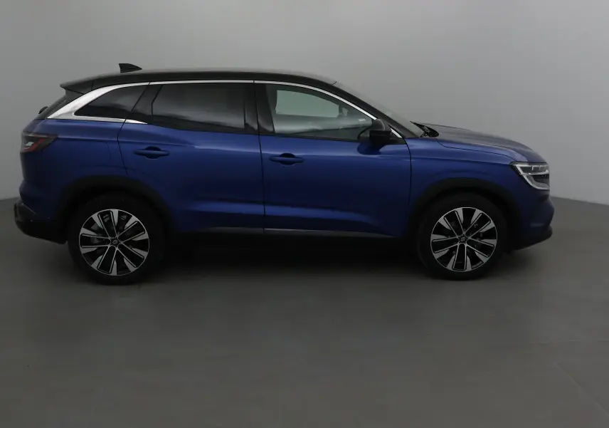 Renault Austral 2023 bleu Iron et noir, vue profil côté gauche avec jantes alliage et toit noir contrasté.