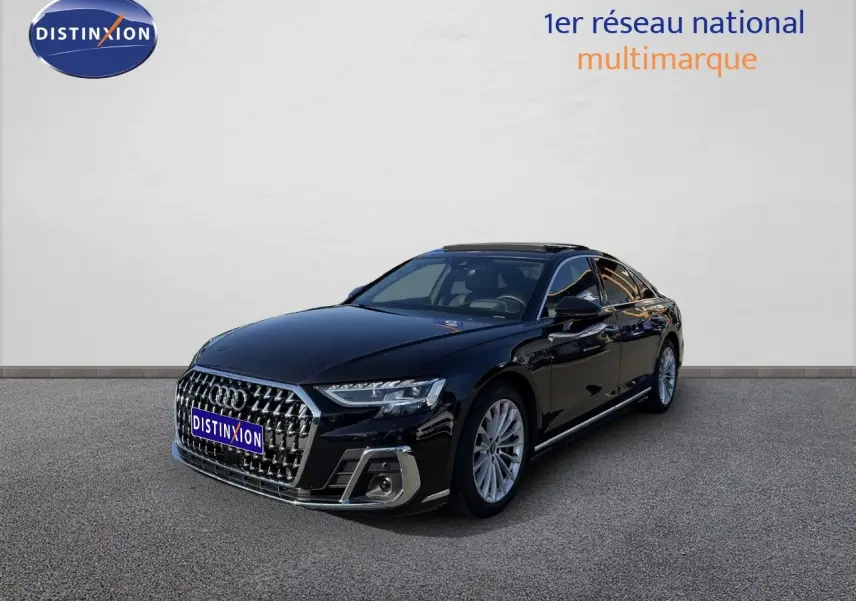 Audi A8 AVUS hybride noire vue en 3/4 avant droit, avec calandre chromée et jantes alliage argentées.