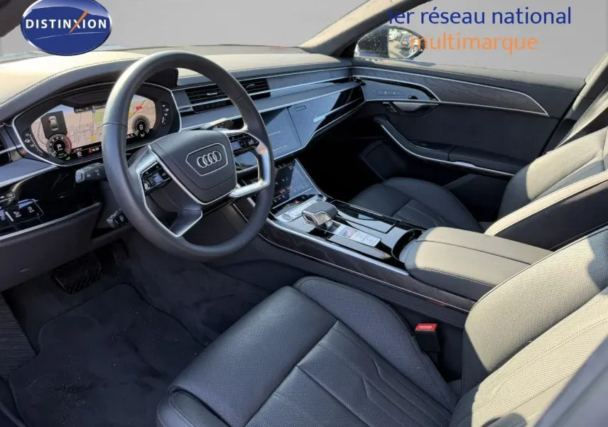 Intérieur avant droit de l'Audi A8 2024 noir Sebring Cristal, avec tableau de bord numérique et cuir noir élégant.