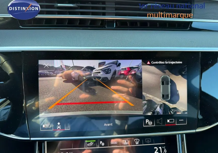 Écran intérieur affichant la caméra avant et vue 360° de l'Audi A8 noire Sebring Cristal en stationnement.