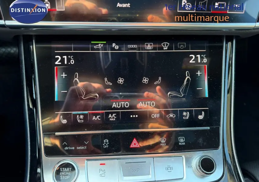 Écran tactile central de la climatisation automatique de l'Audi A8 2024, avec commandes chauffantes et ventilation.