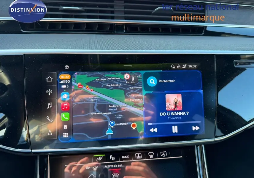 Écran tactile central de l’Audi A8 noir Sebring Cristal 2024 affichant navigation et musique en intérieur.