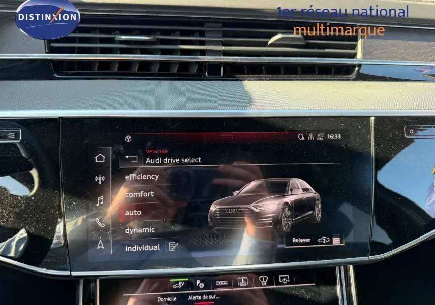 Écran tactile central de l'Audi A8 2024 noir Sebring Cristal, affichant les modes de conduite Audi drive select.