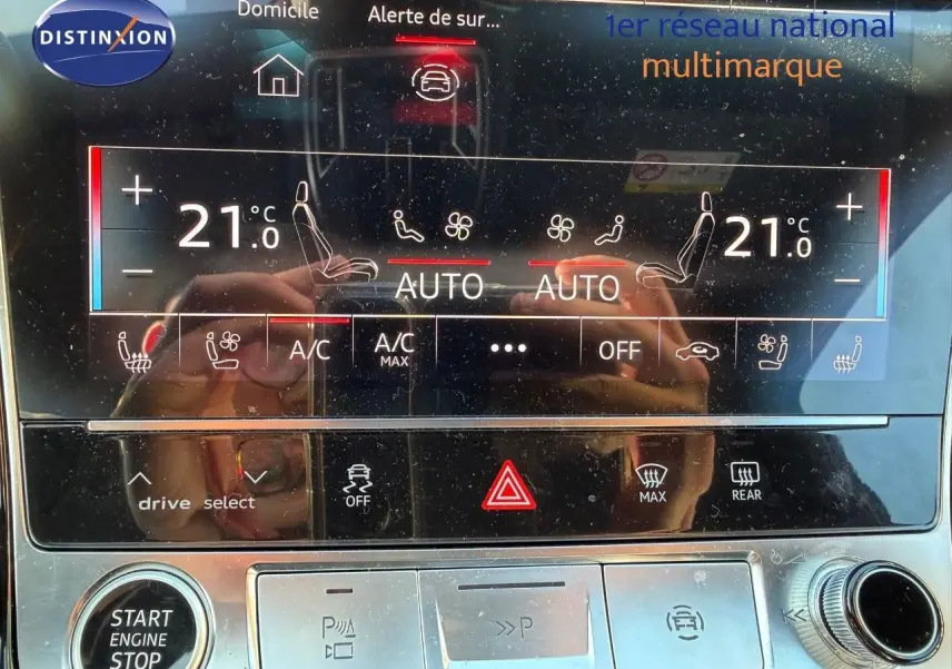 Panneau de commande de climatisation et boutons de contrôle sur Audi A8 noir Sebring cristal, vue rapprochée intérieure.