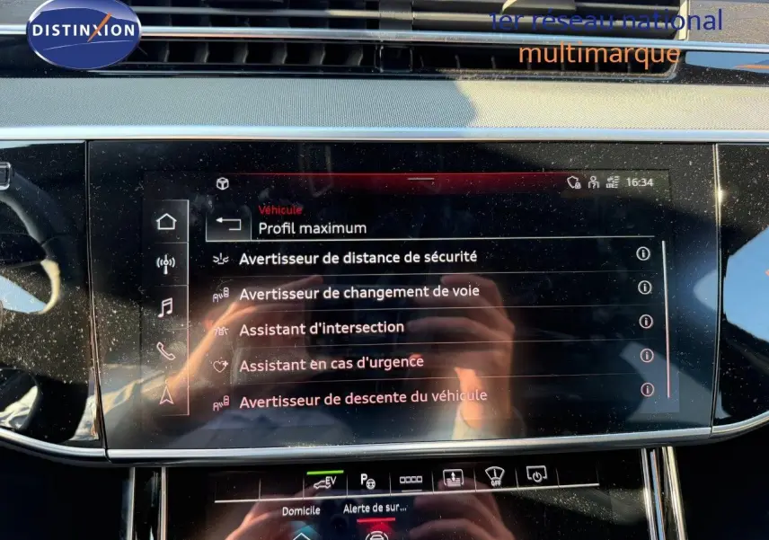 Écran tactile central de l’Audi A8 noire Sebring Cristal 2024 affichant les assistances à la conduite.