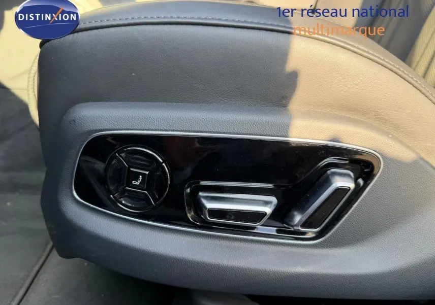 Gros plan sur les commandes de réglage électrique du siège en cuir noir de l'Audi A8 AVUS 2024.