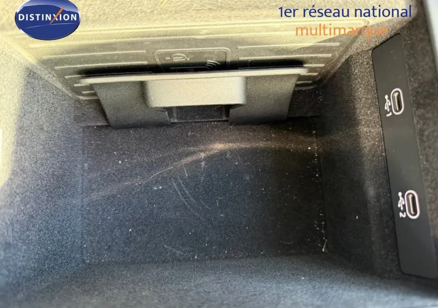 Vue rapprochée de la console centrale noire Sebring cristal de l'Audi A8 AVUS 60 TFSI e avec ports USB visibles.