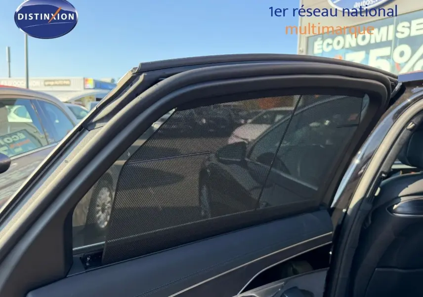 Vue intérieure côté gauche arrière de l'Audi A8 noire Sebring Cristal avec pare-soleil et sellerie cuir noir visible