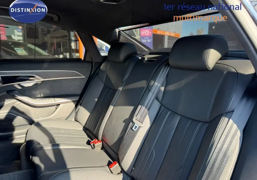 Vue intérieure côté droit des sièges arrière en cuir noir de l'Audi A8 AVUS 2024, soulignant le design et la finition haut de gamme.