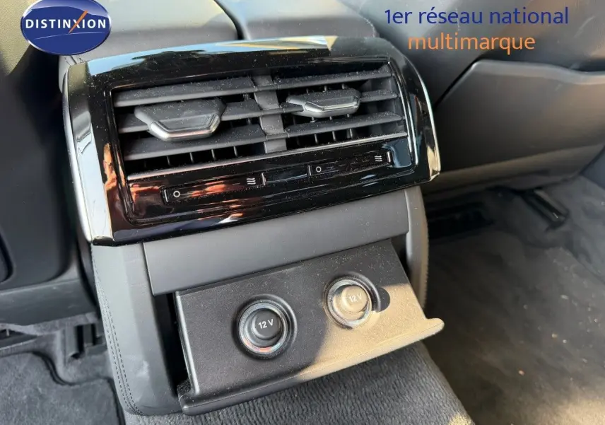 Détail des prises 12V et aérateurs arrière dans l'habitacle noir de l'Audi A8 AVUS 2024.