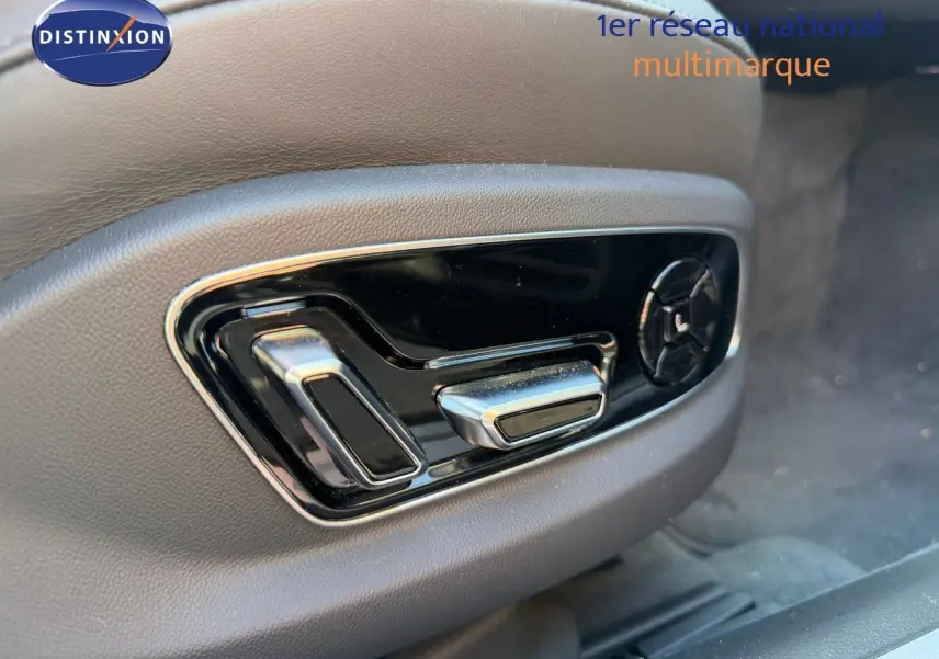 Gros plan sur les commandes électriques de réglage du siège en cuir noir de l'Audi A8 AVUS 2024.