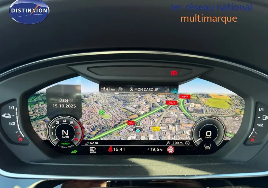 Tableau de bord numérique de l'Audi A8 2024 affichant la navigation et les informations de conduite.