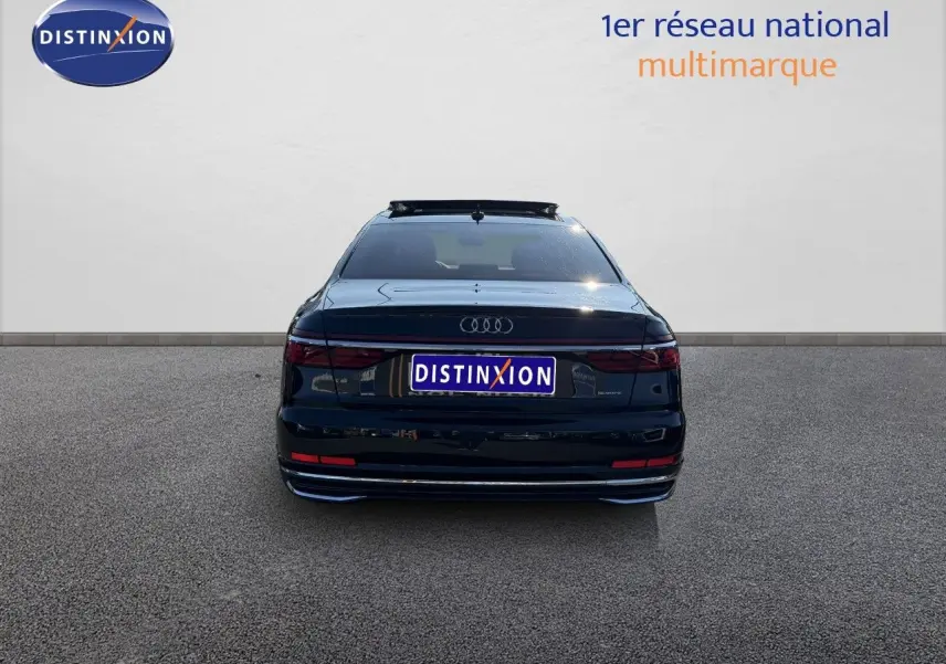 Vue arrière d'une Audi A8 noire Sebring Cristal 2024 avec toit ouvrant et logo Distinxion visible.