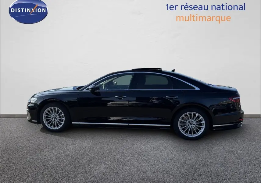 Audi A8 AVUS hybride noire vue de profil côté gauche, soulignant ses jantes élégantes et sa silhouette raffinée.
