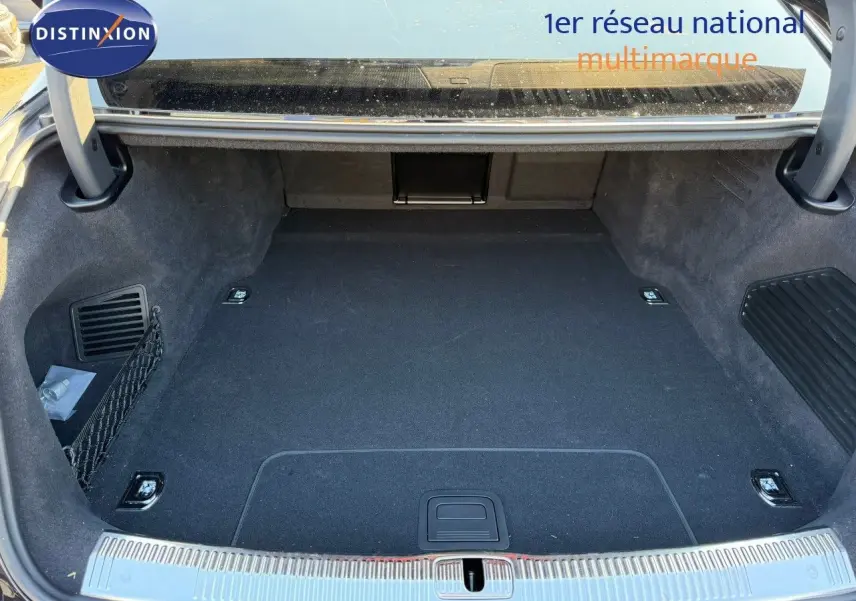 Coffre ouvert d'une Audi A8 2024 noir Sebring Cristal, montrant un espace de rangement propre et spacieux.
