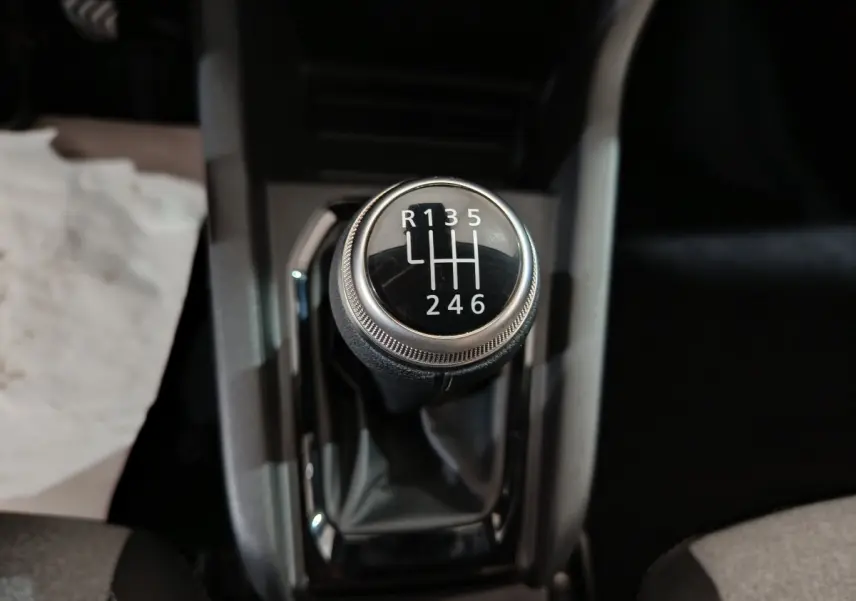 Le levier de vitesse manuel de la Renault Clio gris foncé, vue rapprochée sur la commande à 6 rapports.