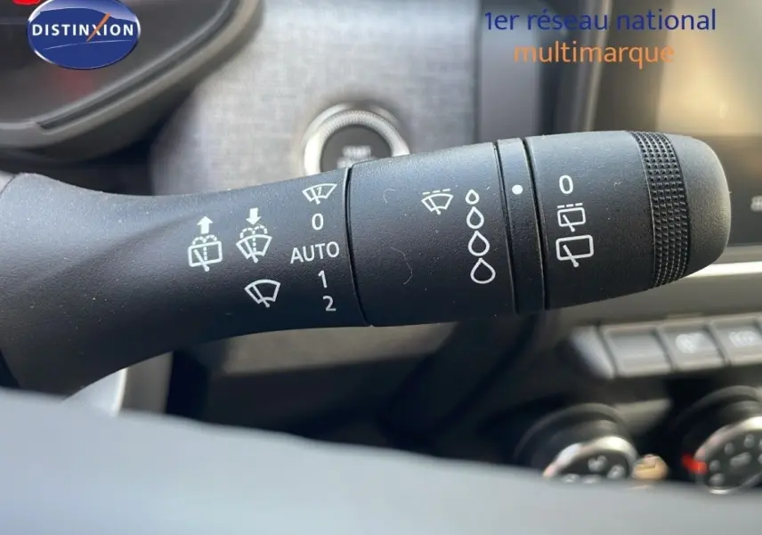 Gros plan sur la commande d’essuie-glace à gauche du volant dans l’habitacle de la Renault Clio Evolution Blue dCi 100 2025.