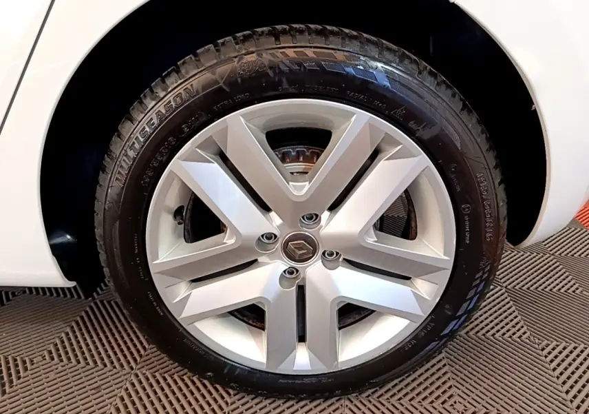 Gros plan sur la roue arrière droite d'une Renault Clio Business Blue dCi 115 blanche, avec passage de roue visible.