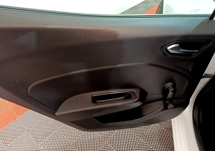 Vue intérieure de la porte avant droite blanche d'une Renault Clio 2020 avec manivelle de vitre noire.