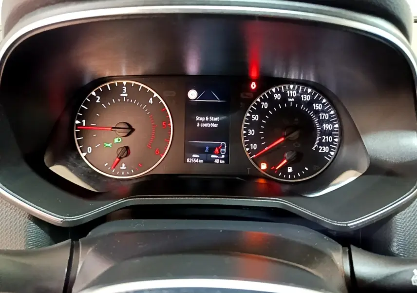 Vue rapprochée du tableau de bord de la Renault Clio Business Blue dCi 115 2020 avec compte-tours et compteur de vitesse allumés.