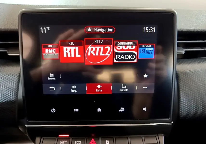 Écran tactile central de la Renault Clio Business Blue dCi 115 2020 affichant les stations radio avec interface moderne.