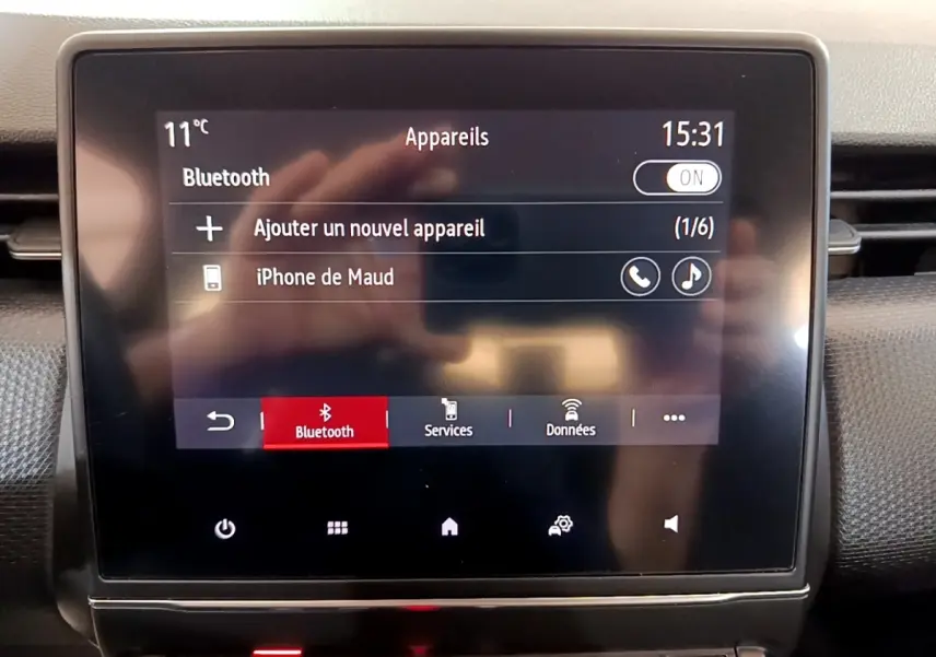Écran tactile central du tableau de bord de la Renault Clio Business Blue dCi 115 affichant le menu Bluetooth.