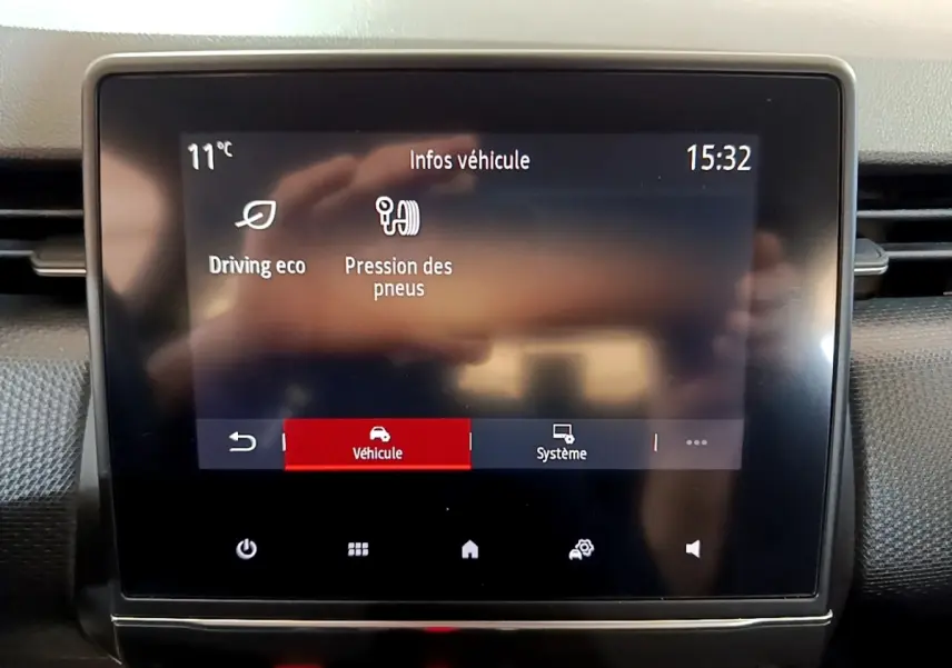 Écran tactile central de la Renault Clio Business Blue dCi 115 affichant les infos véhicule à 15h32, intérieur noir.