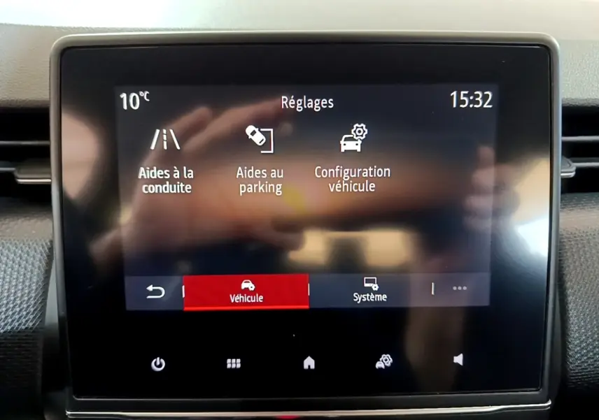 Écran tactile central de la Renault Clio Business Blue dCi 115 affichant les réglages d’aides à la conduite et parking.