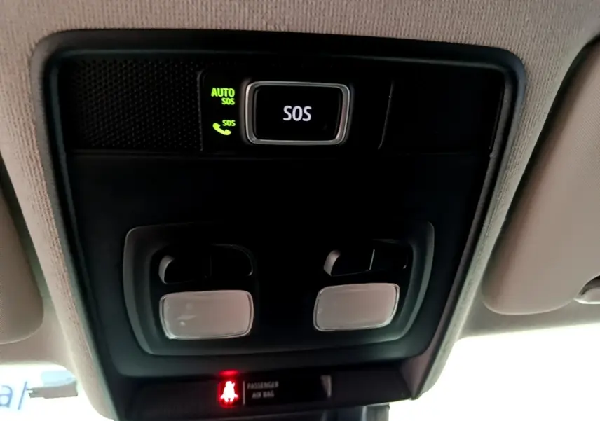 Gros plan sur le plafonnier intérieur noir avec bouton SOS éclairé de la Renault Clio Business Blue dCi 115 blanche.