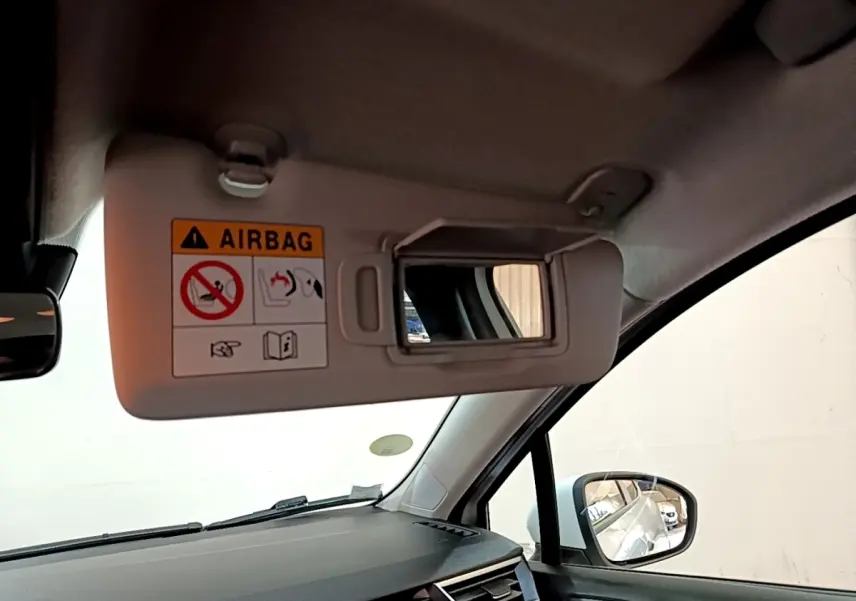 Intérieur de la Renault Clio Business Blue dCi 115 2020, vue côté passager avec pare-soleil ouvert et rétroviseur visible.