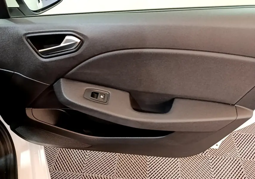 Vue rapprochée de la porte intérieure côté gauche de la Renault Clio Business Blue dCi 115 blanche, avec commande de fenêtre.