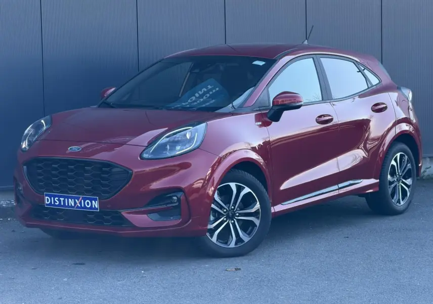 Ford Puma Ecoboost rouge Fantastic en 3/4 avant droit, avec jantes alliage 17 pouces et calandre noire distinctive.