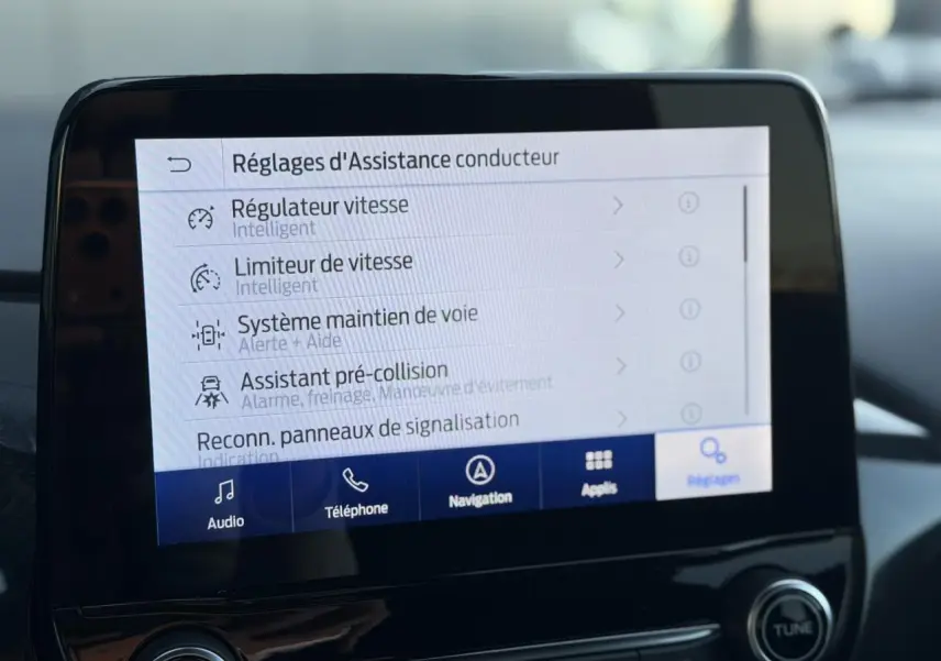 Écran tactile intérieur du Ford Puma 2023 affichant les réglages d’assistance conducteur en gros plan.