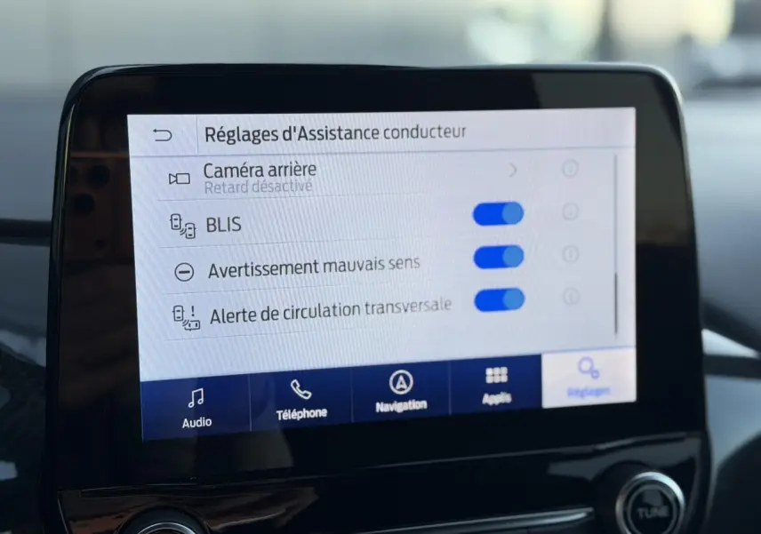 Écran tactile intérieur du Ford Puma 2023 affichant les réglages d’assistance conducteur avec options activées.