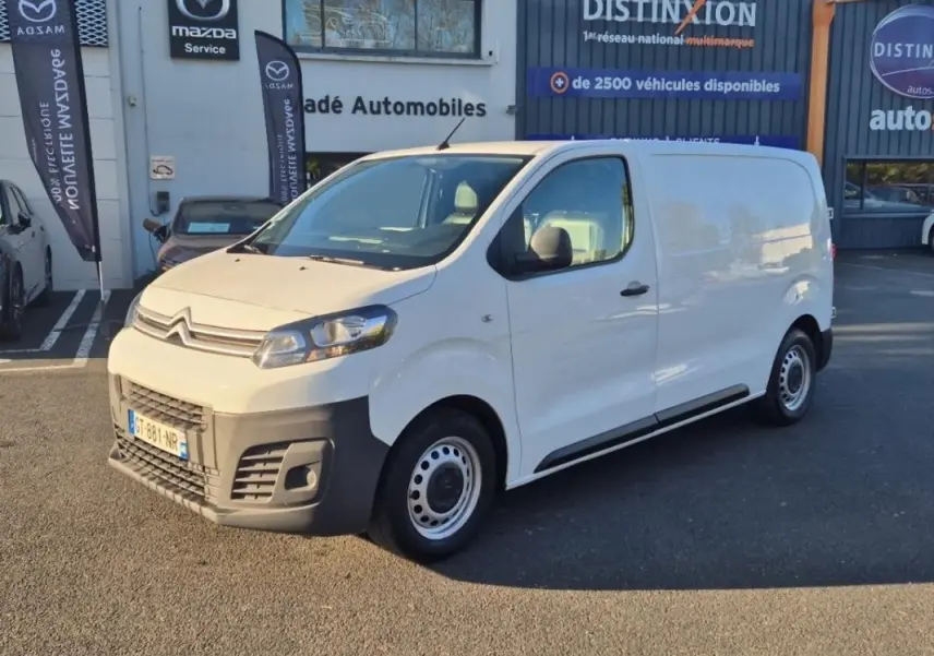 Vue 3/4 avant droit d’un Citroën Jumpy blanc fourgon L1H1, avec pare-chocs noir et jantes acier simples.