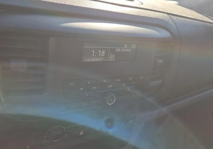 Tableau de bord du Citroën Jumpy blanc, vue intérieure centrée sur la radio et les commandes centrales.