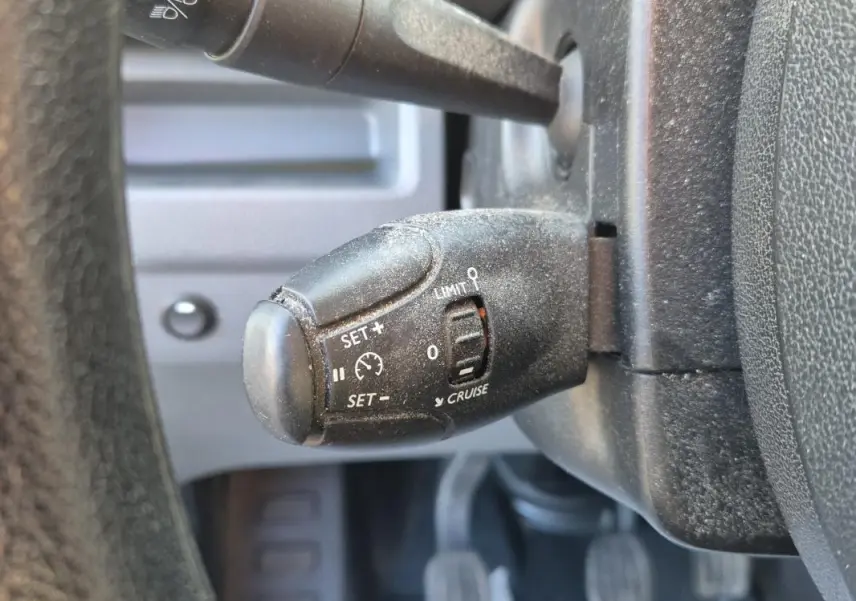 Gros plan sur la commande de régulateur de vitesse du Citroën Jumpy 2019, avec levier noir et inscriptions blanches.
