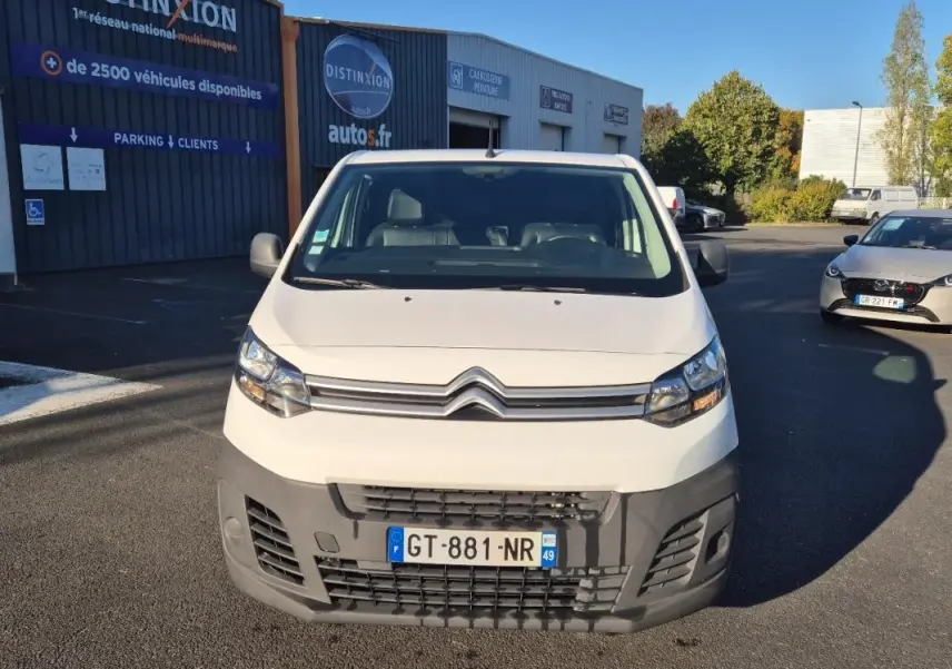 Vue de face d'un Citroën Jumpy blanc 2019, fourgon L1H1 avec pare-chocs avant gris et plaque d'immatriculation française.