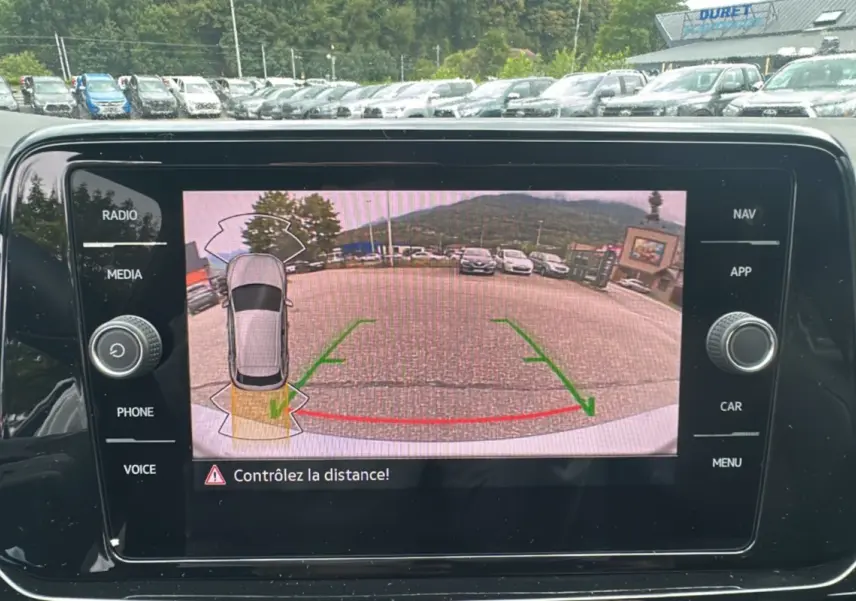 Affichage caméra de recul du Volkswagen T-Roc gris pyrite, vue arrière avec lignes de guidage vertes et rouges.