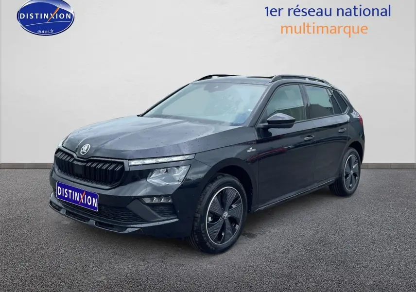 Vue 3/4 avant droite d'un Skoda Kamiq noir avec jantes alu et toit panoramique, sur fond neutre.