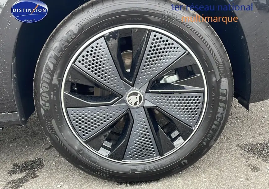 Gros plan sur la jante noire à motifs perforés du Skoda Kamiq Monte Carlo 2026 avec pneu Goodyear.