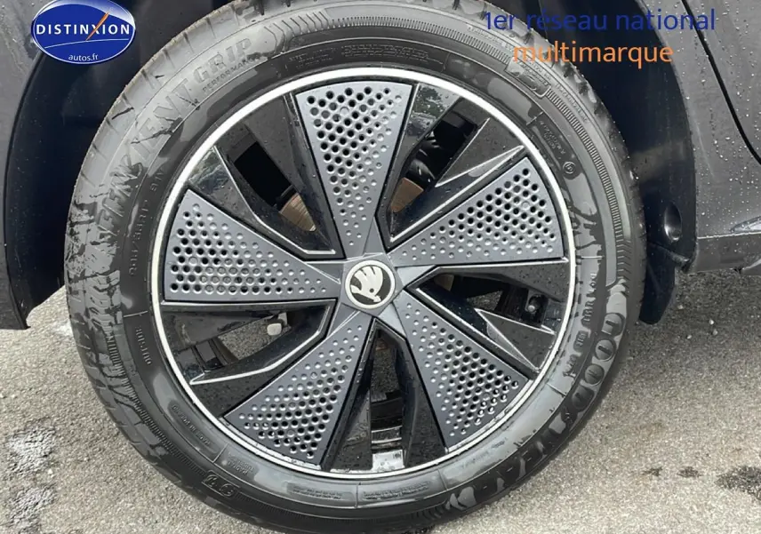 Gros plan sur la jante alu noire et grise du côté gauche d’un Skoda Kamiq noir 2026 Monte Carlo.