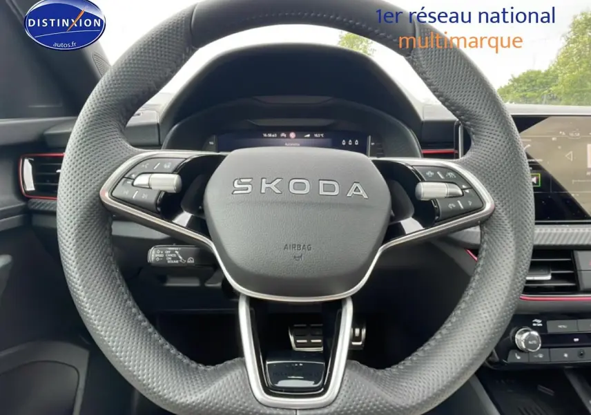 Vue centrée sur le volant sport noir perforé avec logo SKODA, tableau de bord et écran tactile du KAMIQ Monte Carlo 2026.
