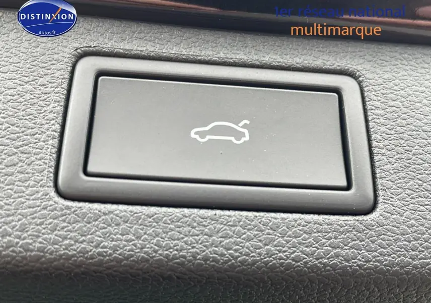 Bouton d'ouverture du hayon sur tableau de bord texturé, intérieur du Skoda Kamiq noir 2026.