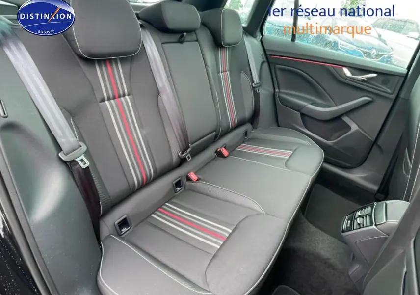 Vue intérieure côté droit sur la banquette arrière noire avec bandes grises et rouges du Skoda Kamiq Monte Carlo 2026.